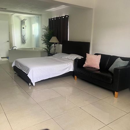 Miami Haven By Airport Villa Luaran gambar